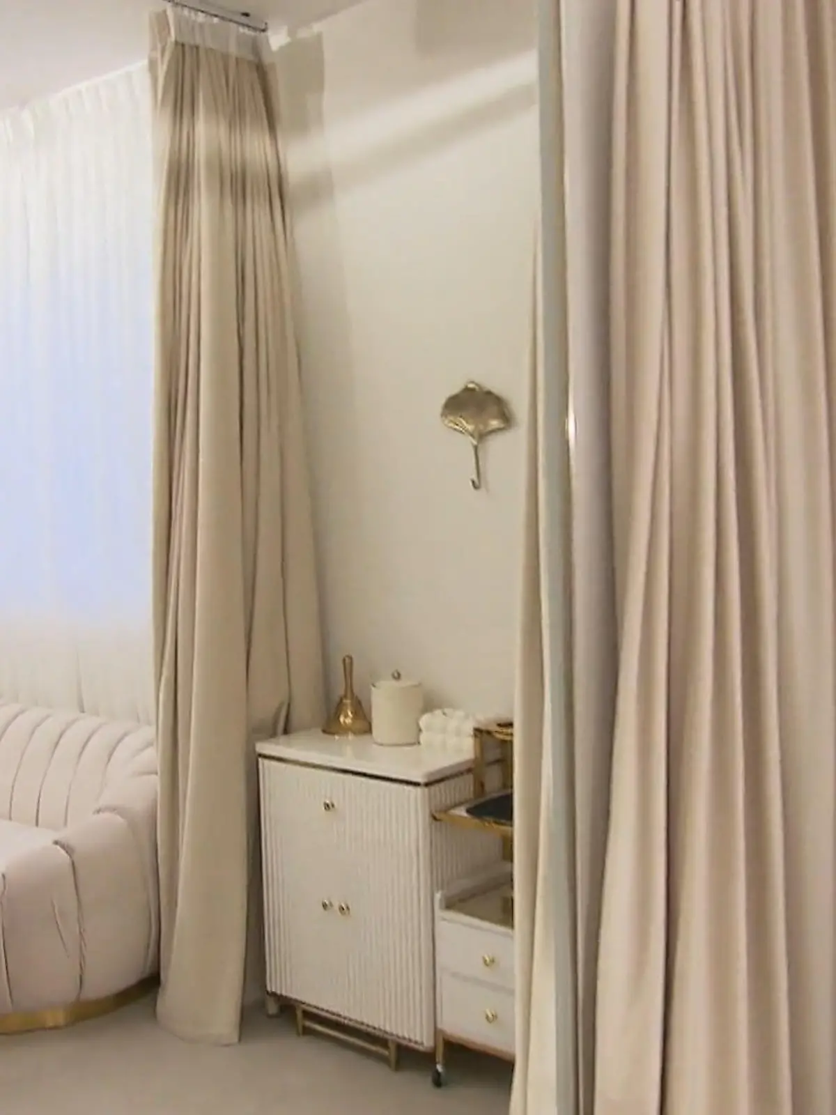 Bild zu: "Sandra hat schon 70 Kleider anprobiert – kann Fan sie jetzt doch noch packen?"