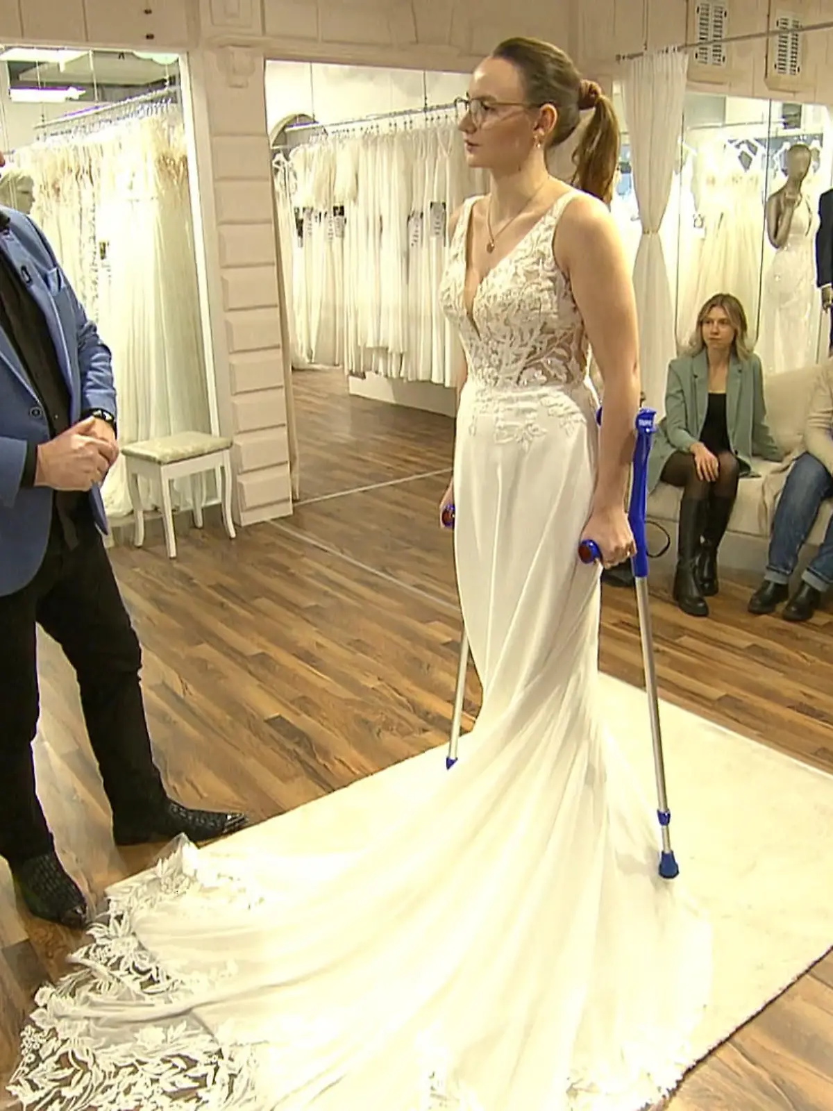 Bild zu: "Reicht Celine das schon – oder fehlt ihr beim ersten Kleid noch mehr Spitze?"