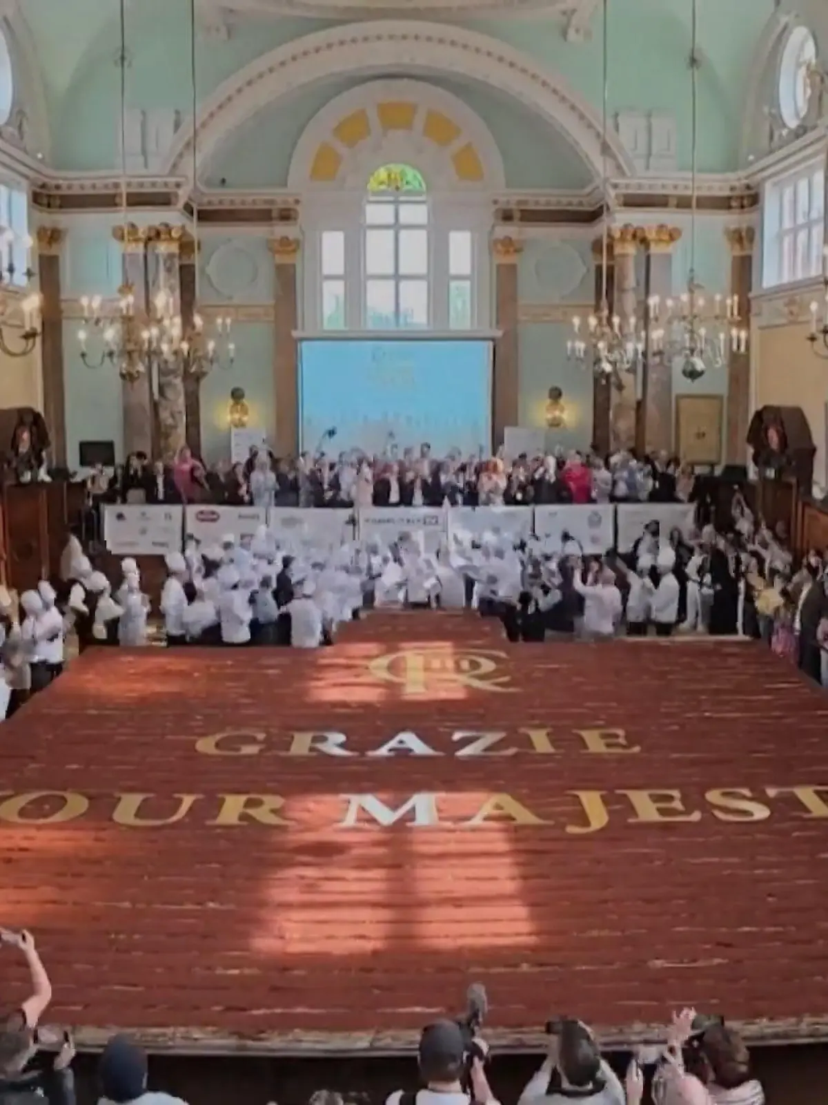 Bild zu: "Mega-Tiramisu in der Kirche! Süßer Weltrekord begeistert Weltmetropole"