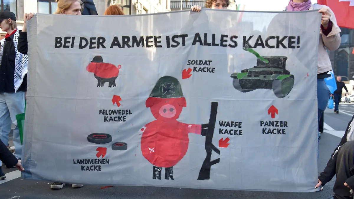 Am 5. März 2026 demonstrierten zum zweiten Mal Schülerinnen und Schüler gegen die Wehrpflicht. Mehrere hundert Teilnehmerinnen und Teilnehmer trafen sich zu einer Kundgebung in der Kölner Trankgasse mit einem anschließenden Demozug. *** on 5 March 2026 demonstrated to second times Schoolgirls and Students against the Conscription several One hundred Teilnehmerinnen and Participants met itself to a Roundtable in the Cologne Trankgasse with a then Demozug 1103100776