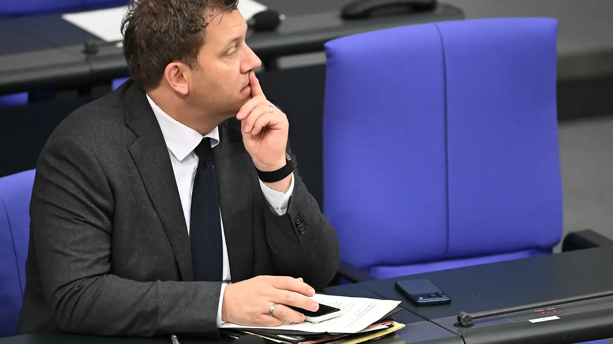 Lars Klingbeil (SPD), Bundesminister der Finanzen, nimmt an einer Sitzung des Bundestags teil.