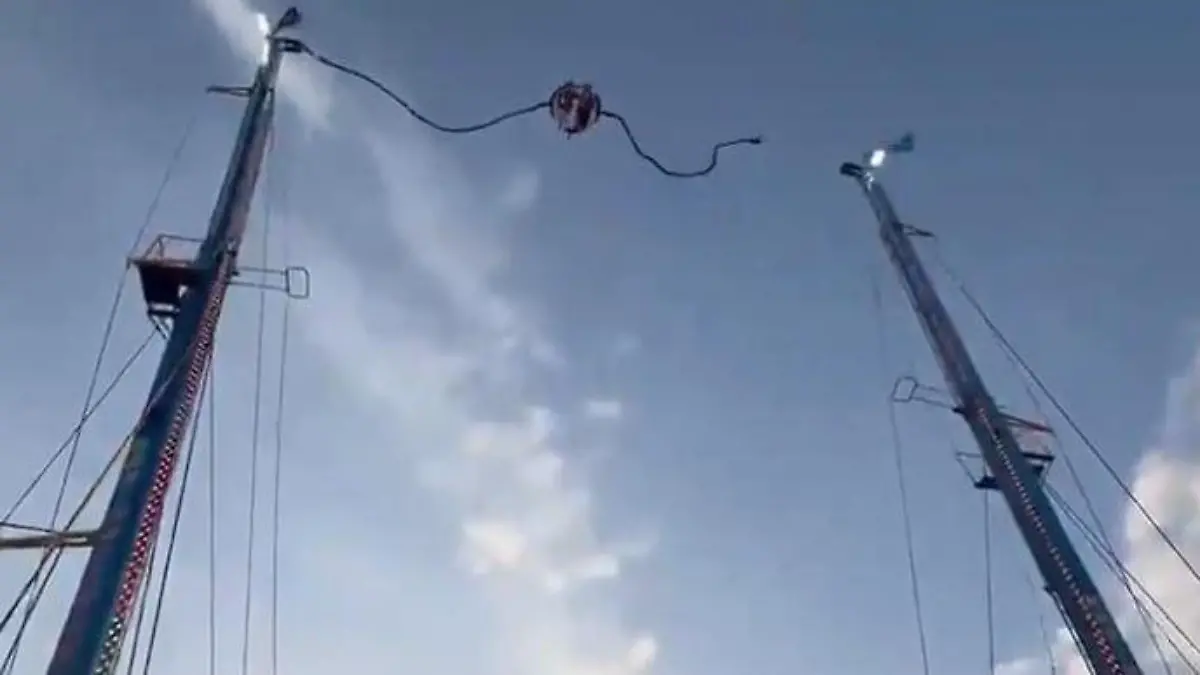 Mitten in der Luft reißt das Seil! Fahrgeschäft stürzt ungebremst in die Tiefe Zwei Jugendliche in Sevilla verletzt