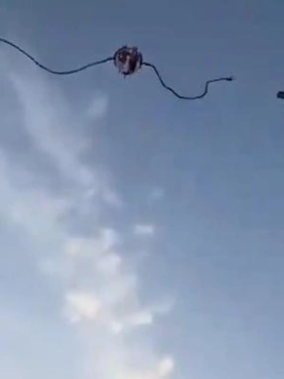 Bild zu: "Mitten in der Luft reißt das Seil! Fahrgeschäft stürzt ungebremst in die Tiefe"