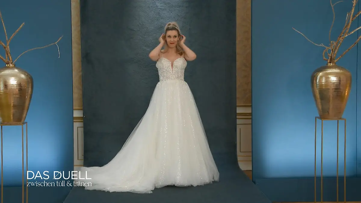 Wie sehr sieht Janina sich in Oljas erstem Kleid schon als Braut? Erstes Kleid für Janina