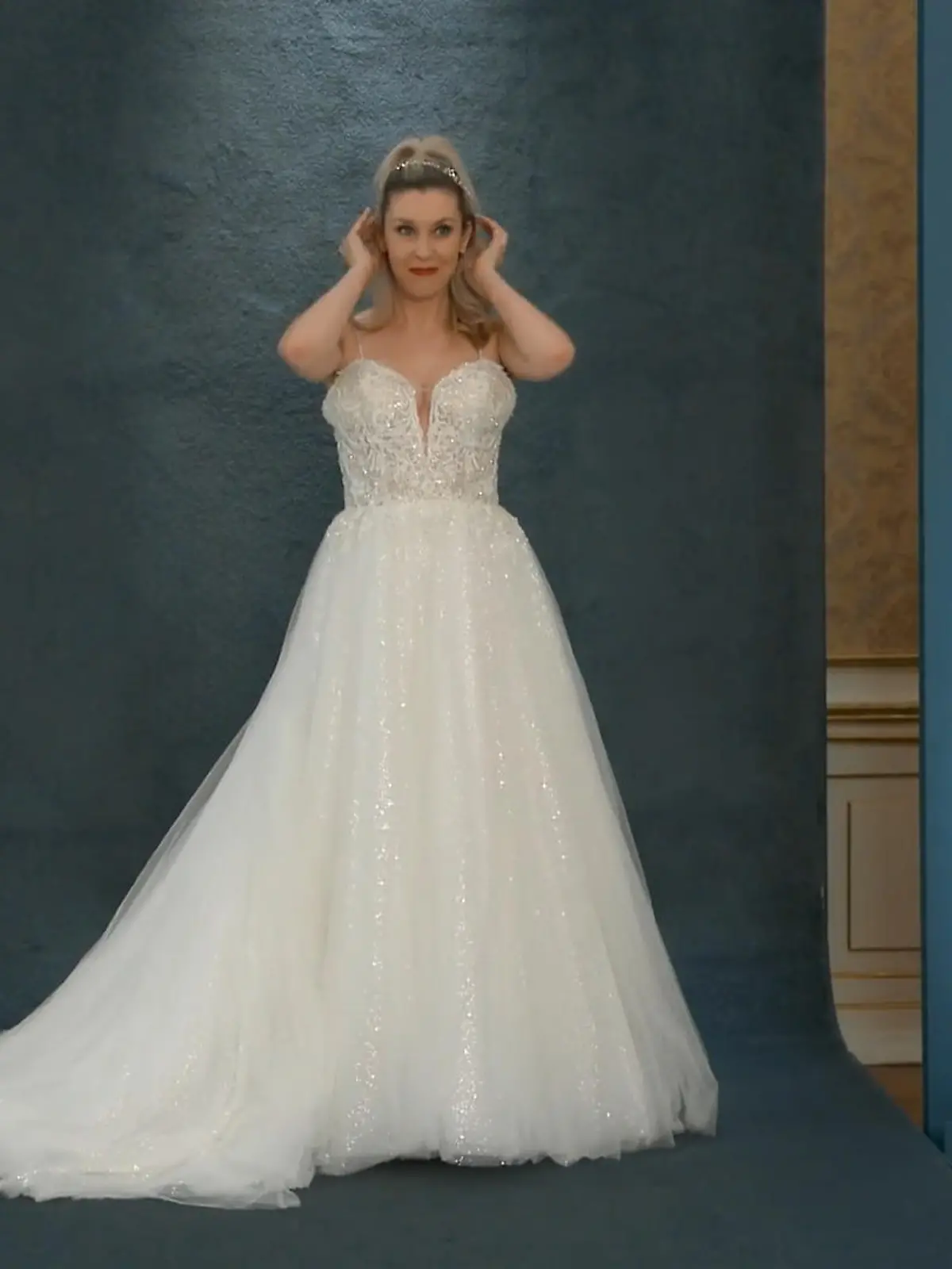 Bild zu: "Wie sehr sieht Janina sich in Oljas erstem Kleid schon als Braut?"