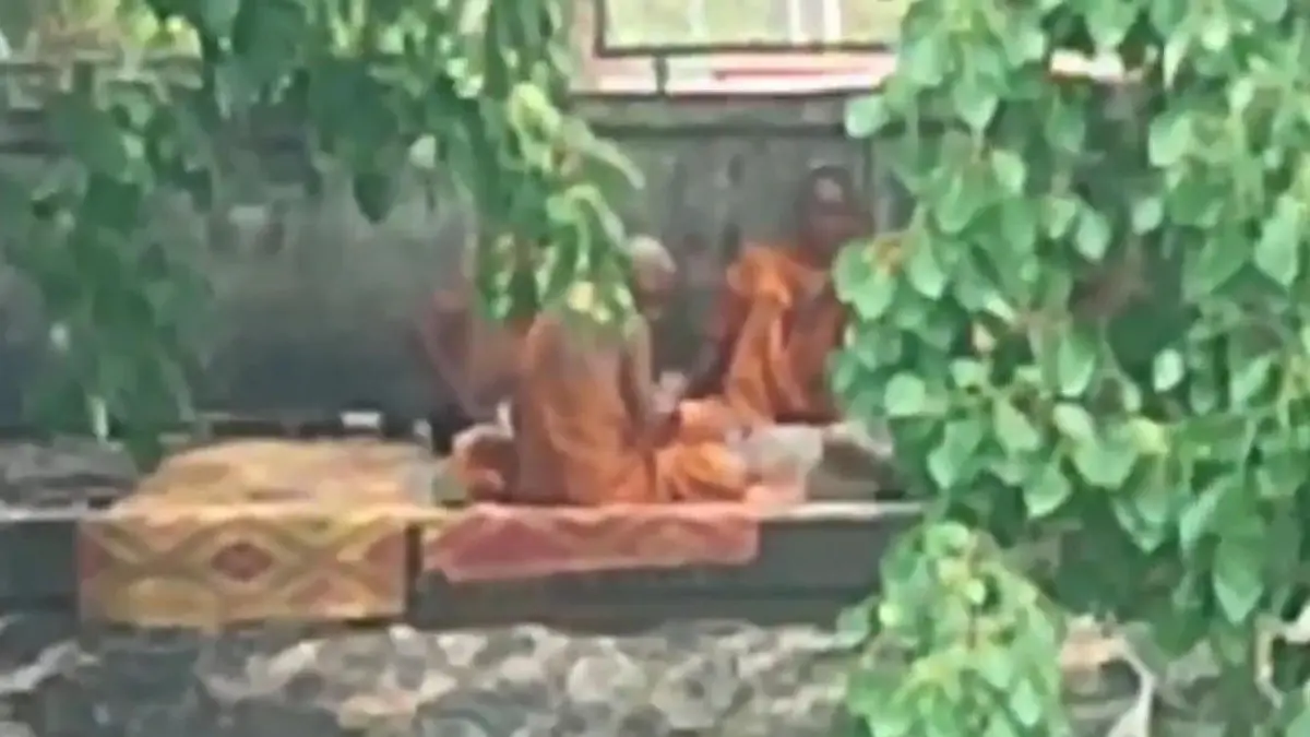 Mönche bei illegalem Saufgelage unter heiligem Baum erwischt – jetzt ermittelt die Polizei Fahndung nach heimlicher Sünde