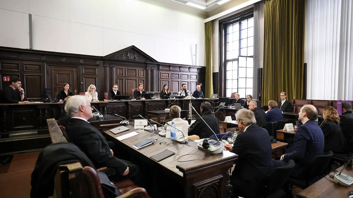 27.04.2026, Hamburg: Richterin Isabel Hildebrandt (hinten, 5.v.l), Vorsitzende Richterin am Landgericht, und weitere Prozessbeteiligte sitzen zu Beginn eines weiteren Prozesstages im Prozess wegen mutmaßlicher Kindesentführung im Gerichtssaal im Strafjustizgebäude. In einer Nacht-und-Nebel-Aktion wurden in der Silvesternacht 2023/24 zwei Kinder der Gastronomie-Unternehmerin Block von Dänemark nach Deutschland gebracht. Wegen der mutmaßlichen Entführung findet am Landgericht Hamburg der Prozess statt, unter anderem gegen Block. Foto: Christian Charisius/dpa-Pool/dpa +++ dpa-Bildfunk +++