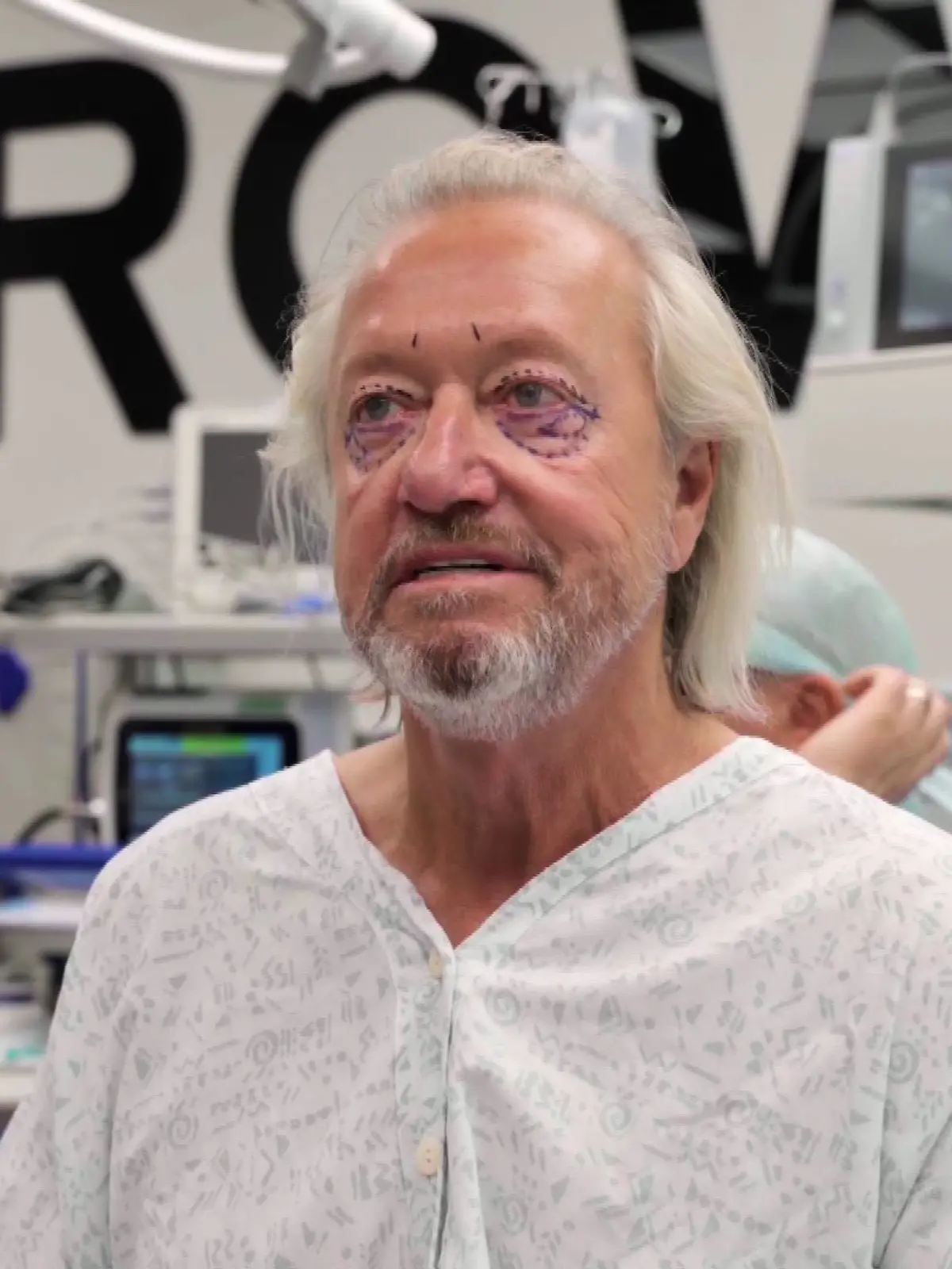 Robert Geiss stellt sich seiner Angst vor Krankenhäusern und OPs.