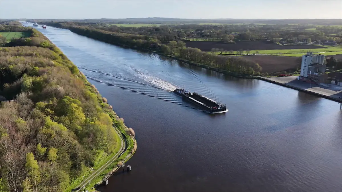 Spezial-Boot Hans soll Timmy endlich retten Umweltschützer singt für den Wal