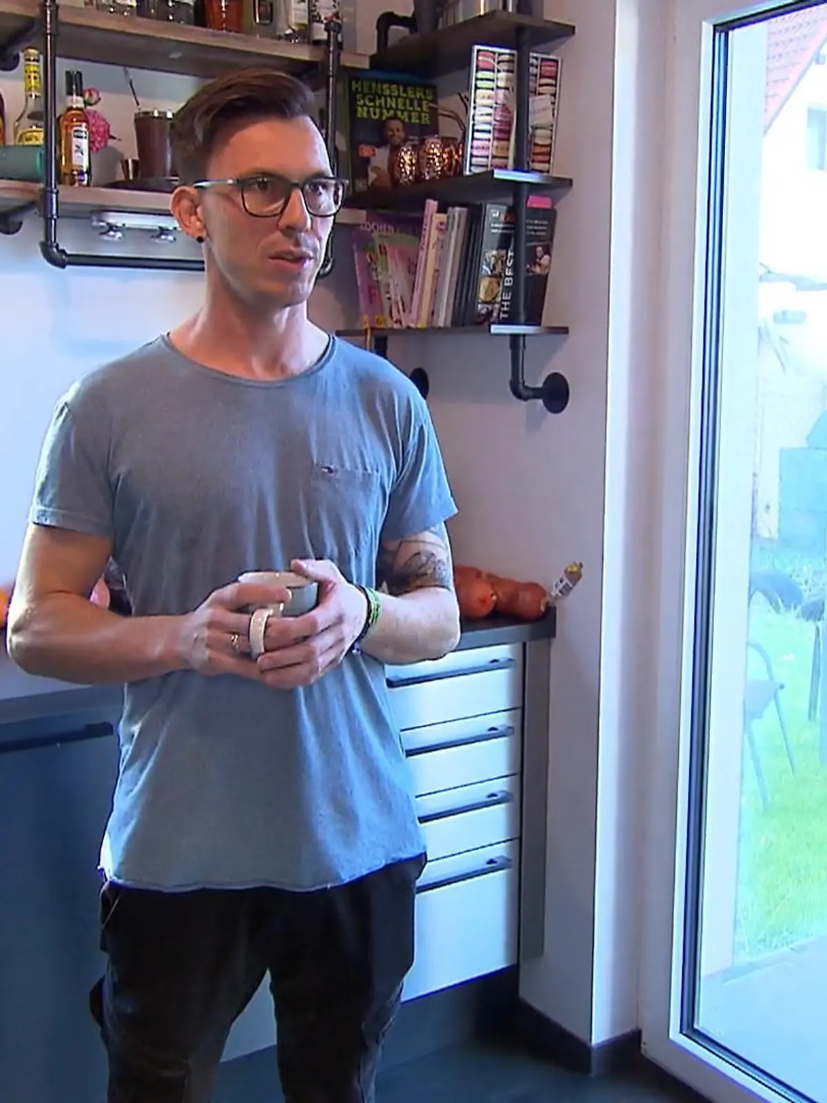 Bild zu: "Lehrer, Klugscheißer, Industrial-Fan – so lebt Konrad privat"