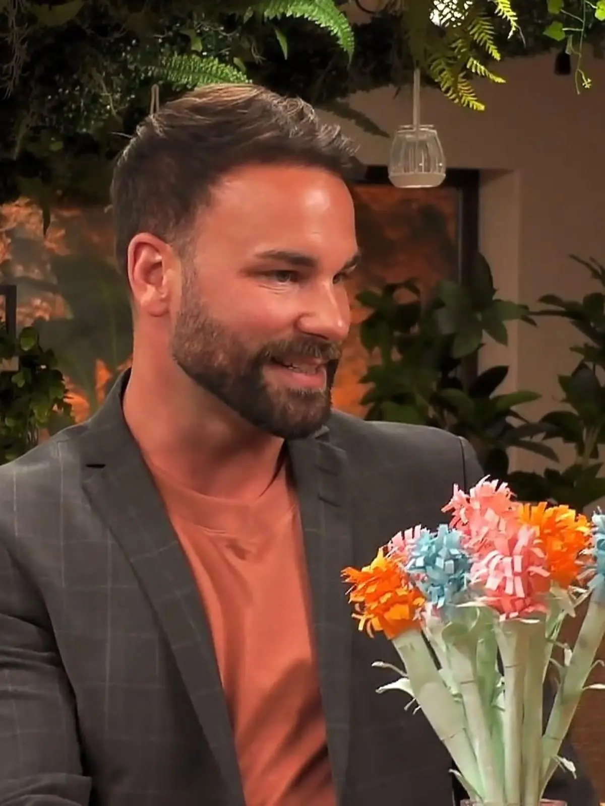 Bild zu: "Berufssoldat Philipp punktet mit selbstgebastelten Blumen"