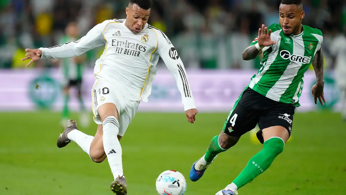 Im Spiel bei Betis in Sevilla wurde Mbappé (l) ausgewechselt. (Archivbild)