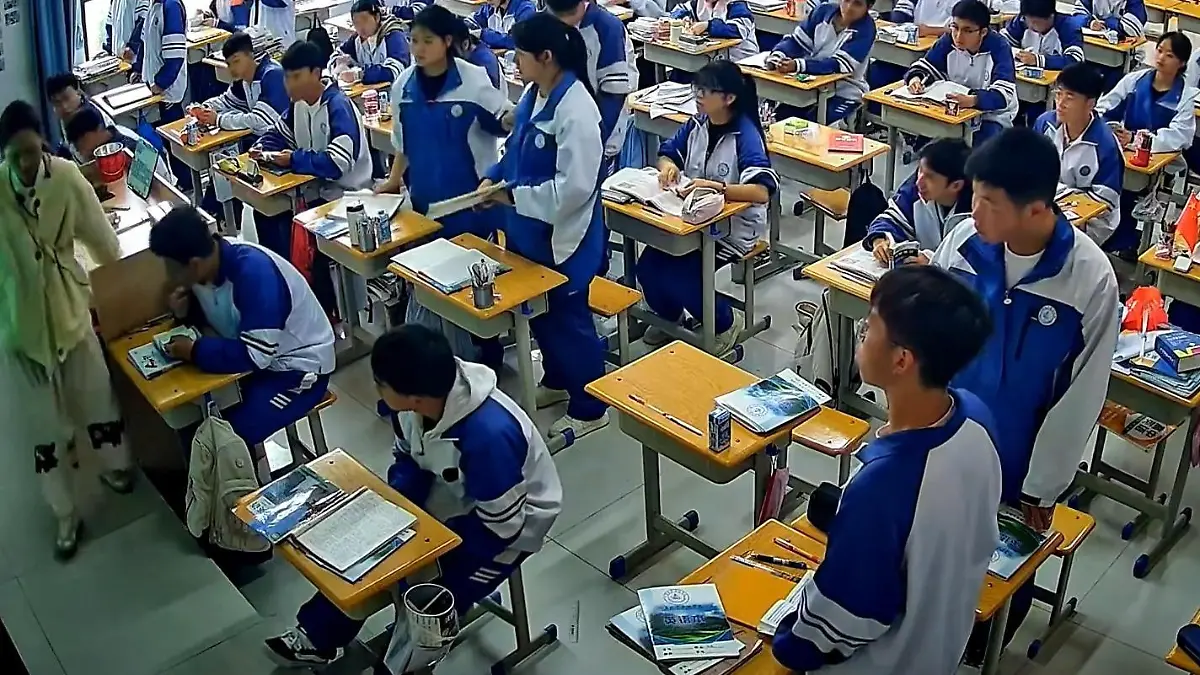 Mitten im Unterricht! Lehrerin bricht zusammen – Schüler reagieren SO Schock im Klassenzimmer