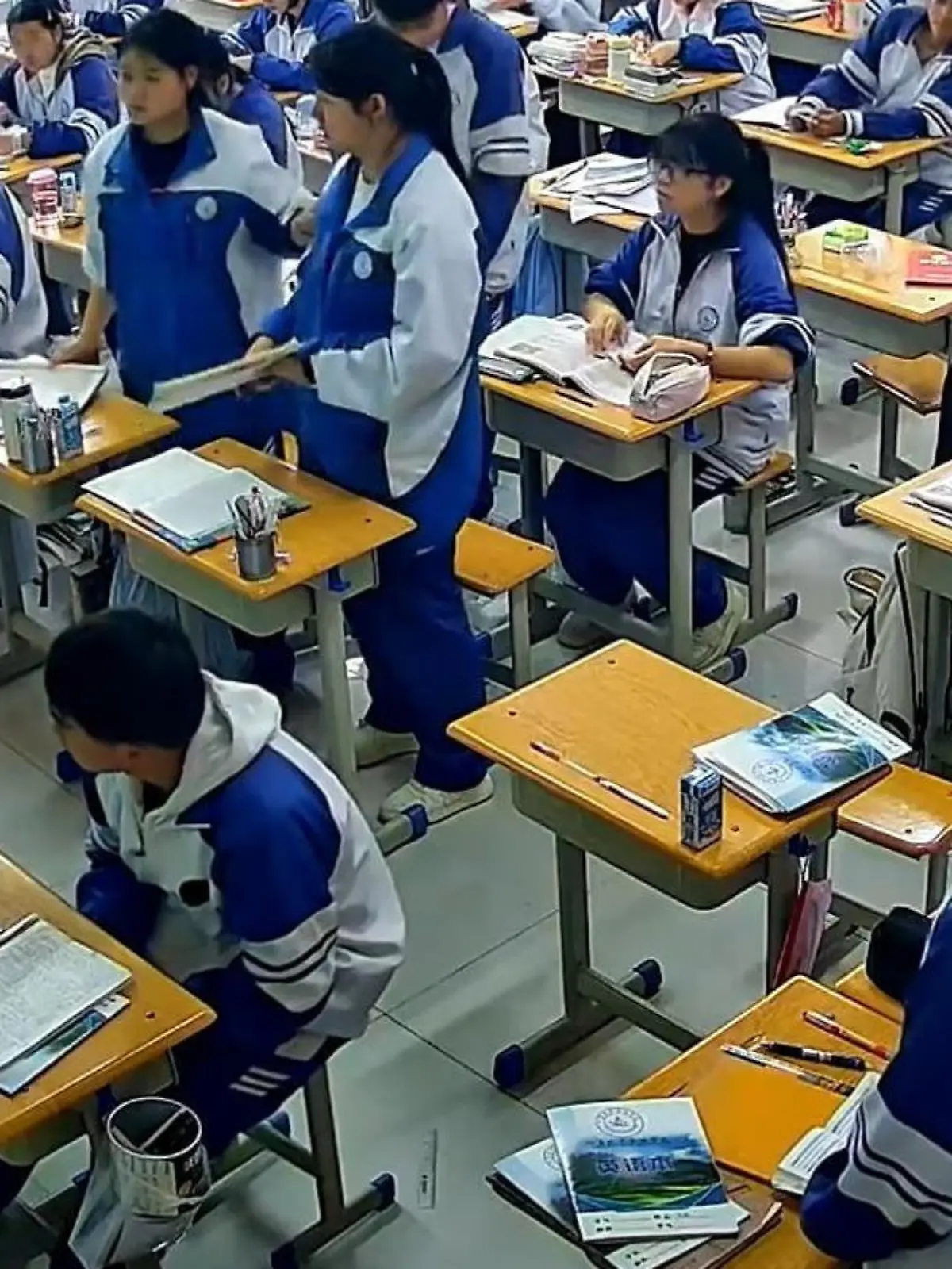 Bild zu: "Mitten im Unterricht! Lehrerin bricht zusammen – Schüler reagieren SO"