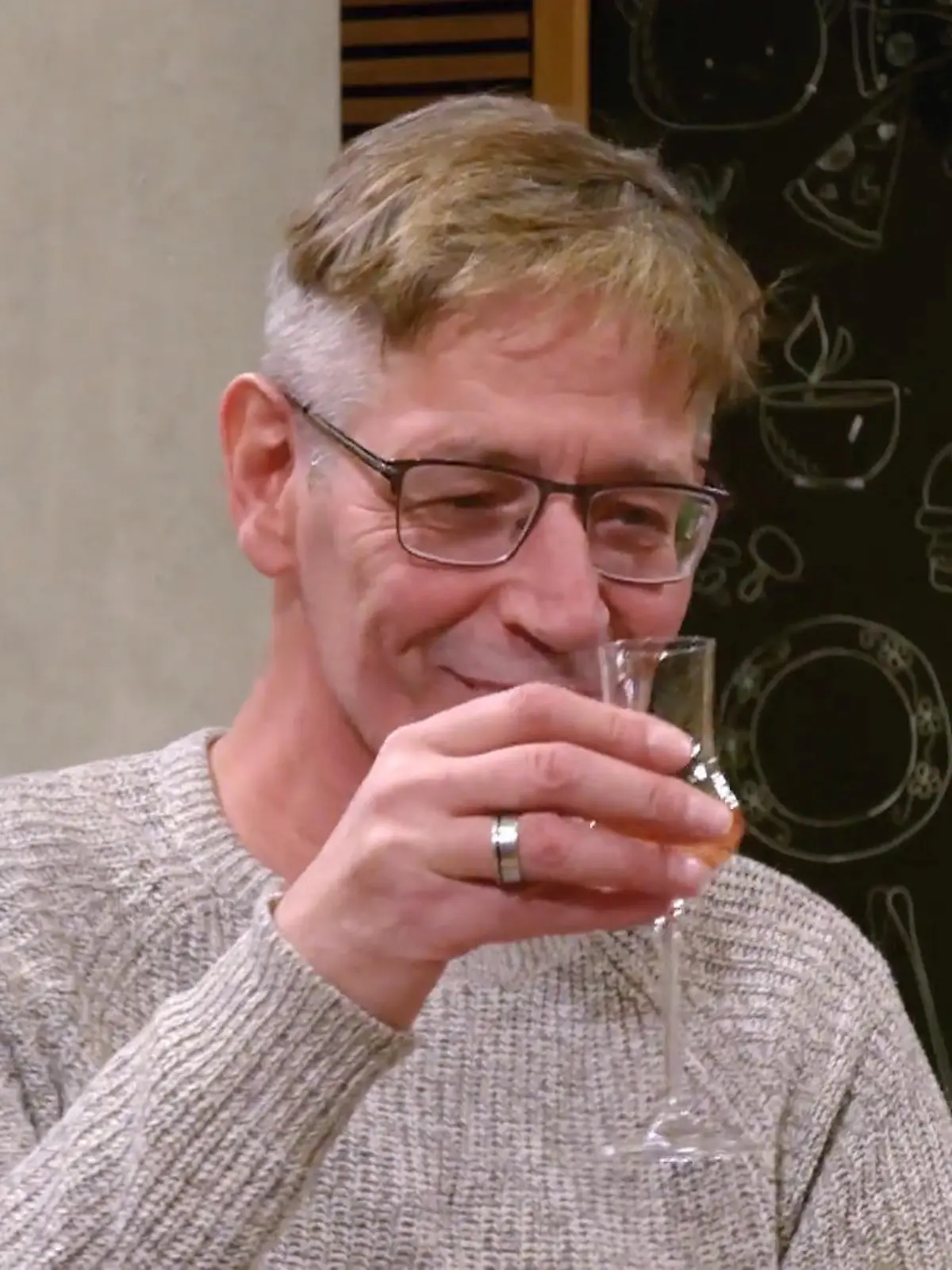 Bild zu: "Schnaps zum Einstieg – aber bei Andrea und Uwe wird’s schnell schräg"