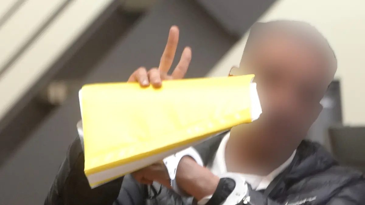 Der Angeklagte gestikuliert in Handschellen zum Beginn des Prozesses wegen Mordes und Verbrechen gegen die Menschlichkeit im Koblenzer Oberlandesgericht. Der 48-jährige Angeklagte soll im Rahmen des syrischen Bürgerkriegs als Wärter in einem Gefängnis des syrischen Geheimdienstes in Damaskus gearbeitet haben. Dabei soll sich der Angeklagte im Rahmen seiner Tätigkeit an weit mehr als 100 Verhören beteiligt und in deren Rahmen gemeinsam mit anderen Geheimdienstmitarbeitern mehr als 115 Gefangene gefoltert haben. (Achtung: Beste Qualität - Aufnahme durch Panzerglasscheibe)