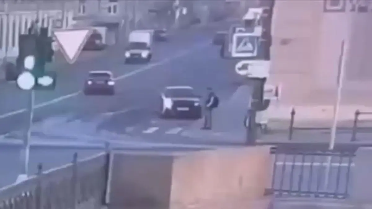 Bewusstlos am Steuer! Autofahrer stürzt von Brücke – Wagen sinkt sofort Horror-Crash mit zwei Verletzten