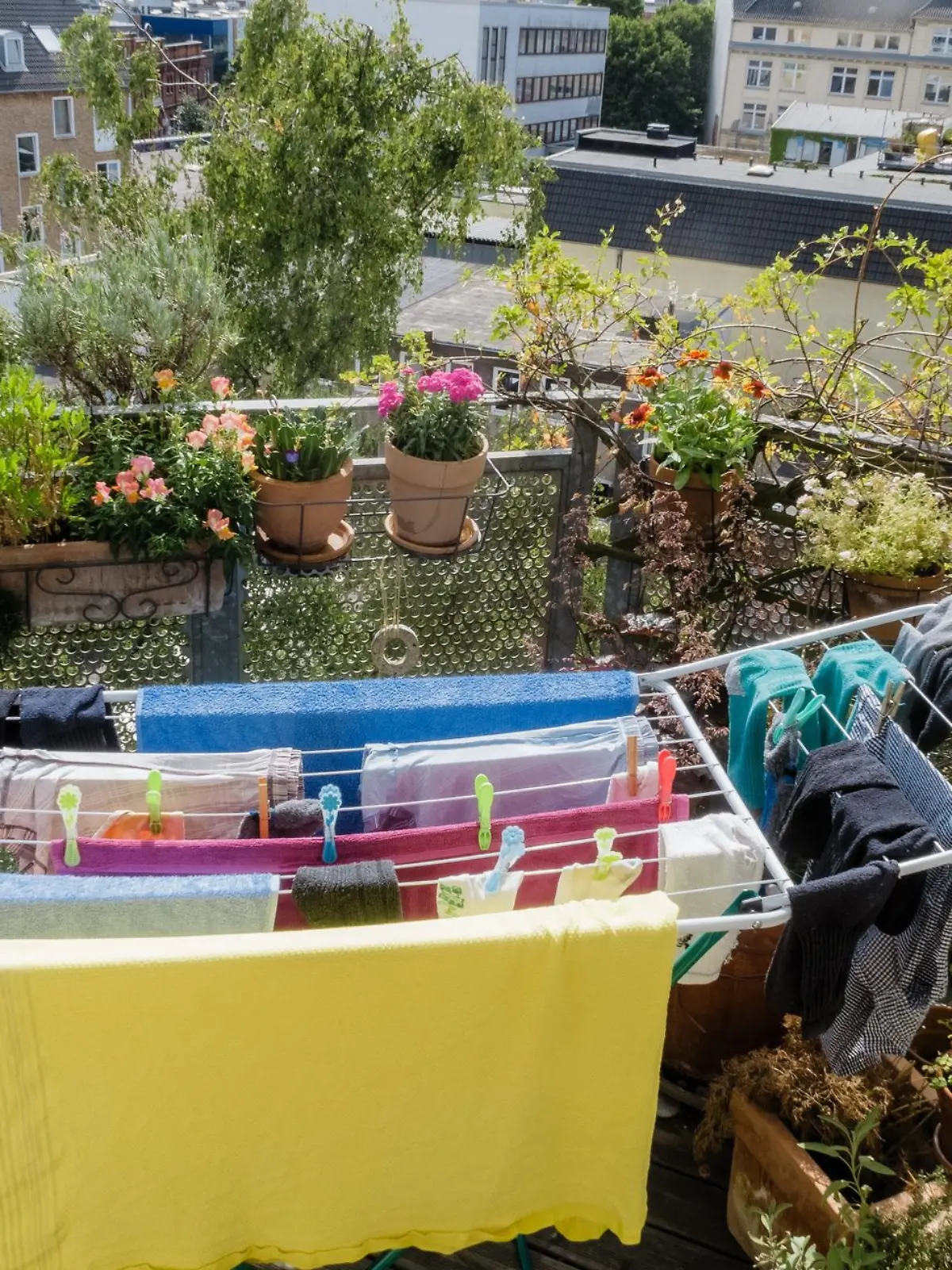 Solange die Wäsche beim Trocknen keine Beeinträchtigung für andere darstellt, kann das Mietern und Wohnungseigentümern nicht untersagt werden.