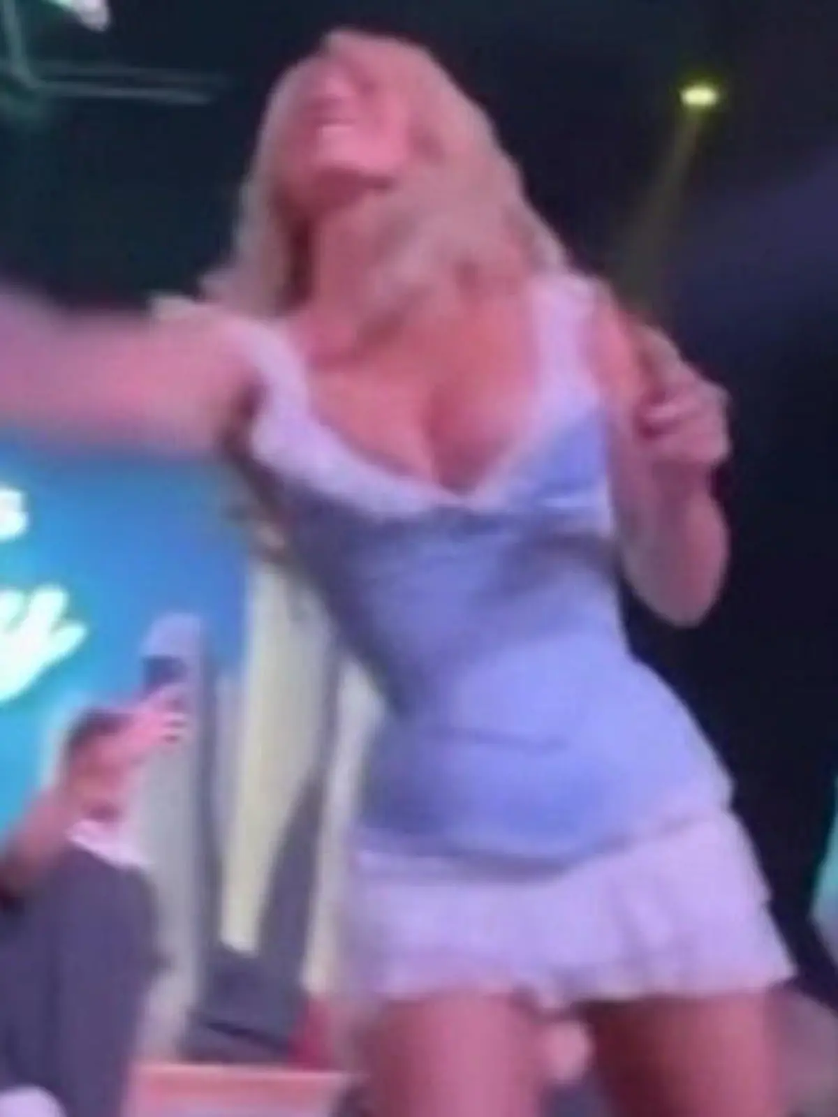 Bild zu: "Sexy Bühnen-Show! Sydney Sweeney schmeißt mit ihren Höschen um sich"