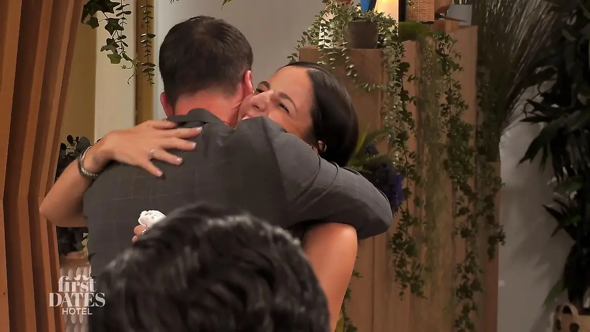 Maggi und Philip umarmen sich zur Begrüßung. 