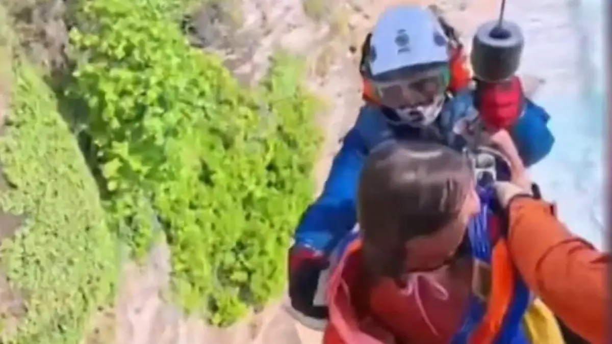 An Klippe gefangen! Touristen entkommen nur knapp – dank dieser genialen Idee Helikopter-Einsatz im Urlaubsparadies