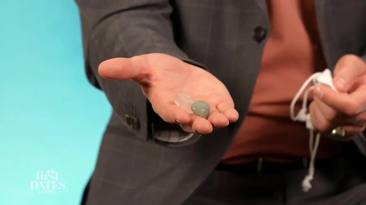 Detailansicht von zwei Edelsteinen auf Philipps Handfläche.