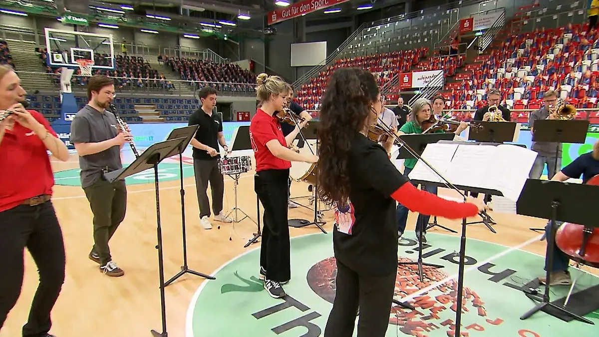 Orchester vor Basketballpartie Musik und Match in Hagen