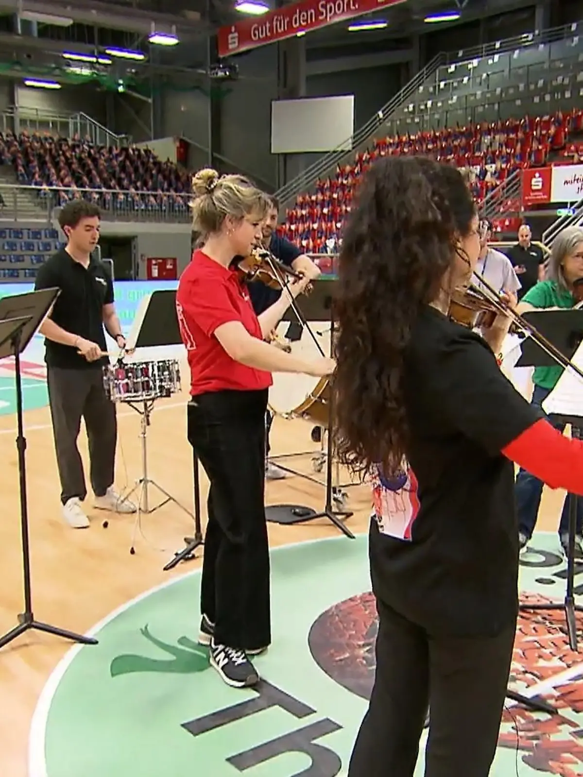 Bild zu: "Orchester vor Basketballpartie"