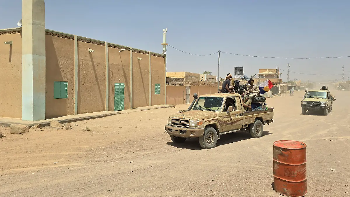 Tuareg rebels of the Azawad Liberation Front (FLA) coalition ride on the back of a pickup truck in Kidal, on April 26, 2026. April 25, 2026's shock attacks, synchronised by Tuareg rebels of the Azawad Liberation Front (FLA) coalition and the jihadist Group for the Support of Islam and Muslims (JNIM), targeted several areas in the vast arid country.
Fighting resumed on April 26 in several areas, including Kita near Bamako, Kidal, Gao and Severe.
Tuareg rebels meanwhile announced an agreement allowing Russian forces backing Mali's army to withdraw from the northern city of Kidal, which they claimed was "totally" under their control. (Photo by abdollah Ag Mohamed / AFP)