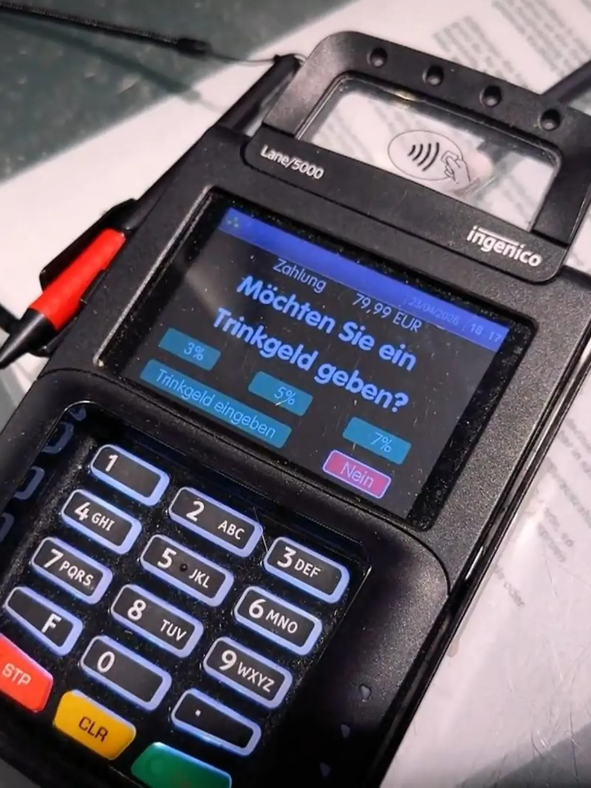 Bild zu: "Schuhgeschäft bietet Trinkgeldoption an Kasse an"