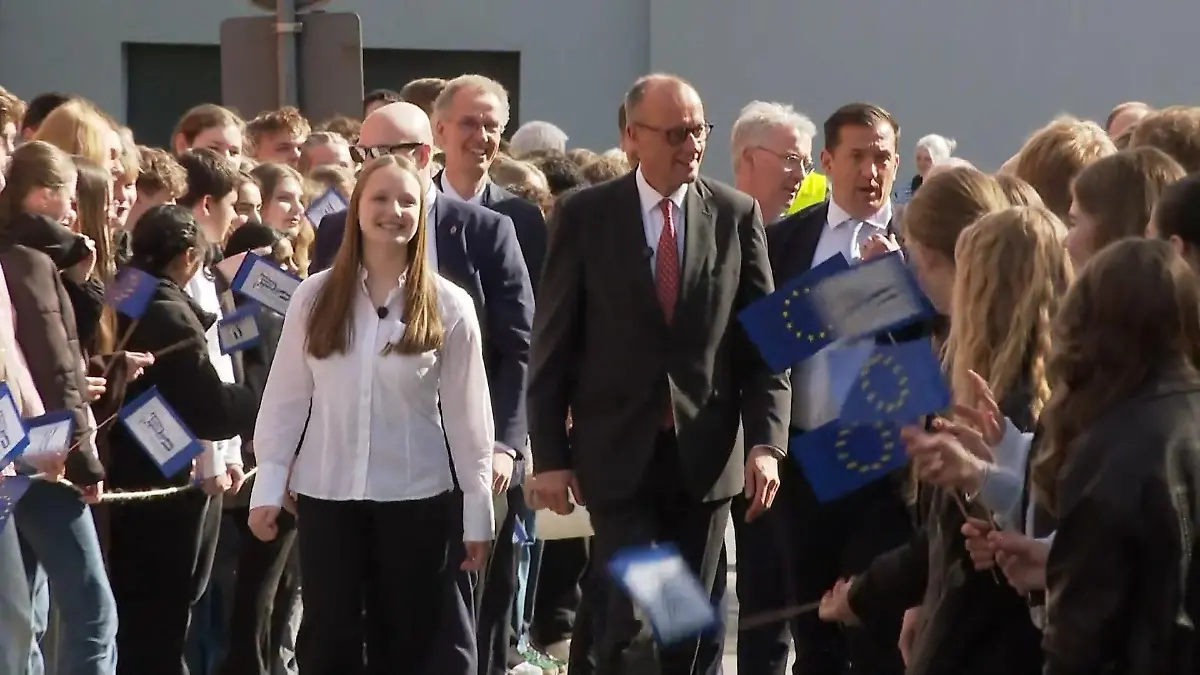 Kanzler besucht Gymnasium Merz im Sauerland