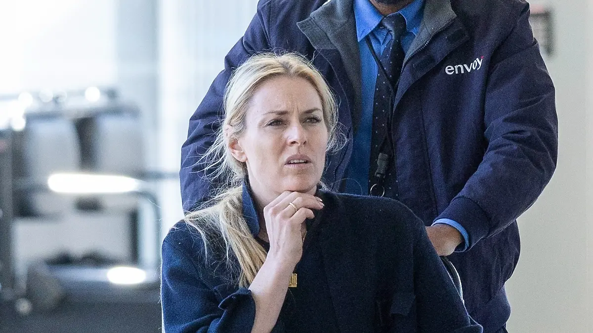 Lindsey Vonn wurde dabei gesehen, wie sie nach einer Verletzung, die sie sich nach ihren heldenhaften olympischen Leistungen zugezogen hatte, in einem Rollstuhl und mit Krücken in der Hand durch den Flughafen begleitet wurde. Die Olympiasiegerin wirkte in ihrem komplett schwarzen Outfit gefasst; sie sah zwar müde, aber gelassen aus, als sie sich durch den belebten Terminal bewegte. 