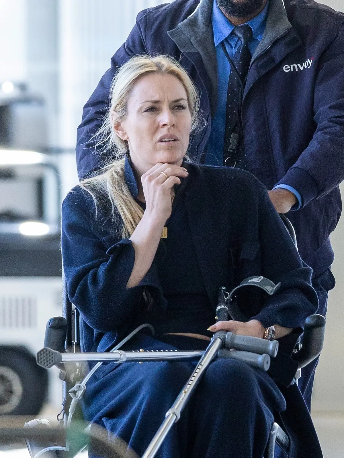 Lindsey Vonn wurde dabei gesehen, wie sie nach einer Verletzung, die sie sich nach ihren heldenhaften olympischen Leistungen zugezogen hatte, in einem Rollstuhl und mit Krücken in der Hand durch den Flughafen begleitet wurde. Die Olympiasiegerin wirkte in ihrem komplett schwarzen Outfit gefasst; sie sah zwar müde, aber gelassen aus, als sie sich durch den belebten Terminal bewegte. 