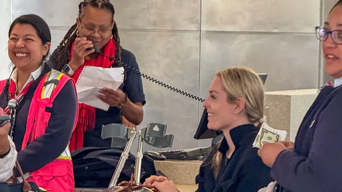 Lindsey Vonn wurde dabei gesehen, wie sie nach einer Verletzung, die sie sich nach ihren heldenhaften olympischen Leistungen zugezogen hatte, in einem Rollstuhl und mit Krücken in der Hand durch den Flughafen begleitet wurde. Die Olympiasiegerin wirkte in ihrem komplett schwarzen Outfit gefasst; sie sah zwar müde, aber gelassen aus, als sie sich durch den belebten Terminal bewegte. 