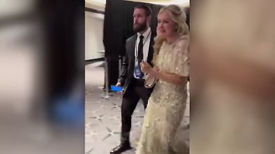 Schüsse bei Gala-Dinner in Washington: Erika Kirk verlässt Saal unter Tränen