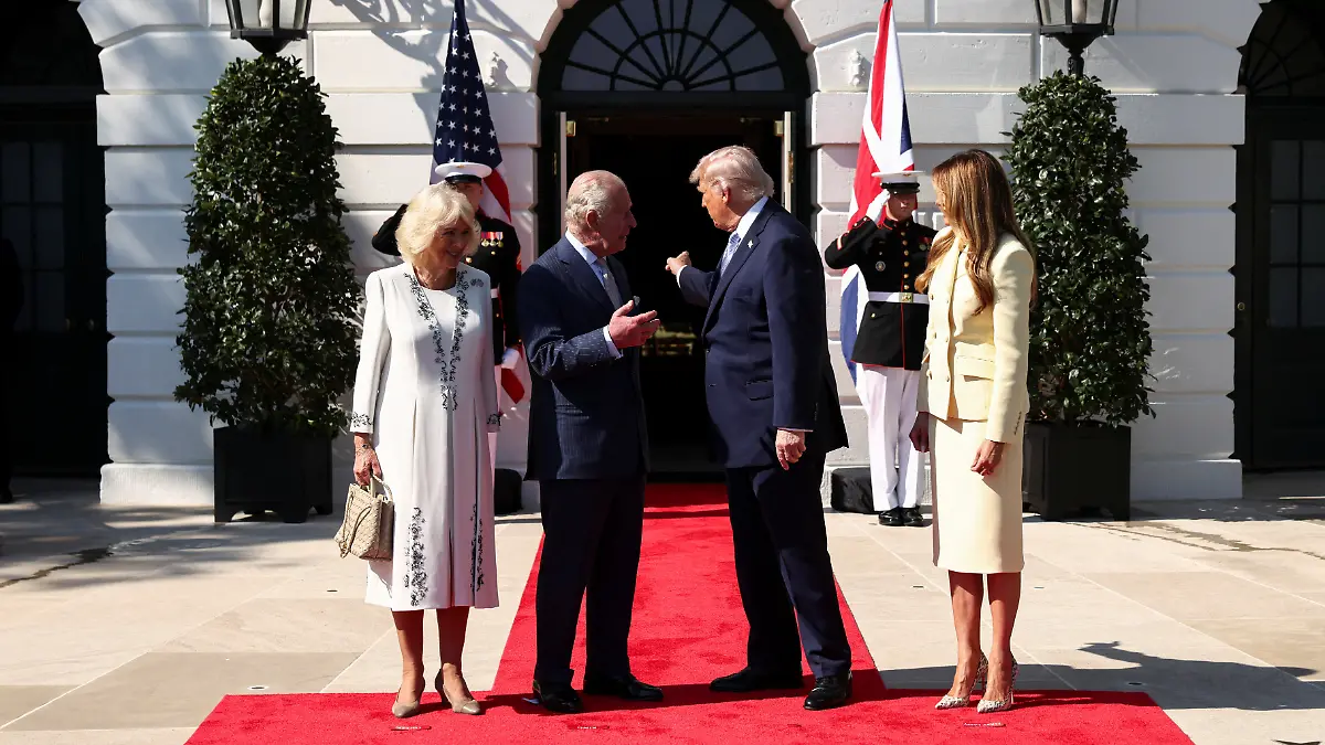 U.S. President Donald Trump and first lady Melania Trump receive Britain's King Charles and Queen Camilla for afternoon tea on the South Lawn of the White House in Washington, D.C., U.S., April 27, 2026. REUTERS/Kevin Lamarque