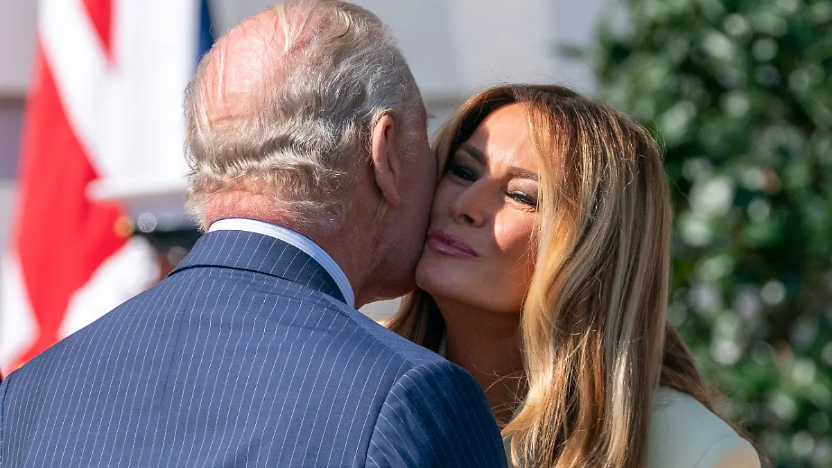 Washington, DIST The United Kingdom’s King Charles chats with President Donald Trump at the White House in Washington, D.C.
Pictured: King Charles III, Melania Trump
BACKGRID USA 27 APRIL 2026 
BYLINE MUST READ: action press / MediaPunch / BACKGRID