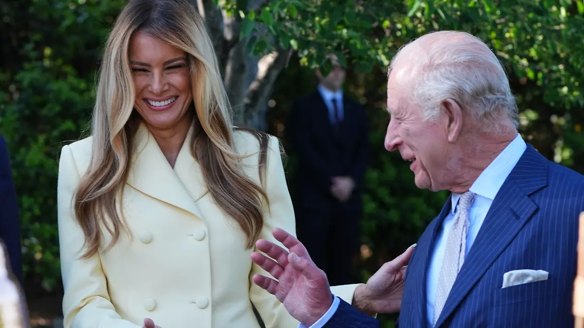 First lady Melania Trump and Britain’s King Charles III talk during a tour of the White House garden and bee hive on the South Lawn of the White House, Monday, April 27, 2026, in Washington. (AP Photo/Alex Brandon, Pool)