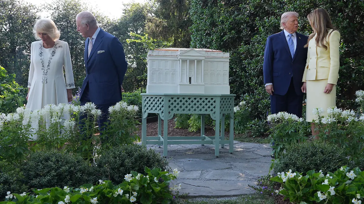 President Donald Trump and first lady Melania Trump along with Britain’s King Charles III and Queen Camilla pose for a photo by White House bee hive at the White House, Monday, April 27, 2026, in Washington. (AP Photo/Alex Brandon, Pool)