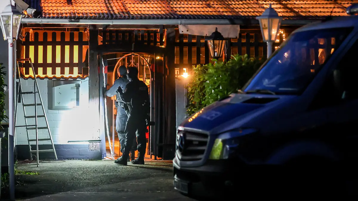 28.04.2026, Nordrhein-Westfalen, Hilden: Polizeibeamte durchsuchen das Vereinsheim der Hells Angels in Hilden. Foto: Christoph Reichwein/dpa +++ dpa-Bildfunk +++