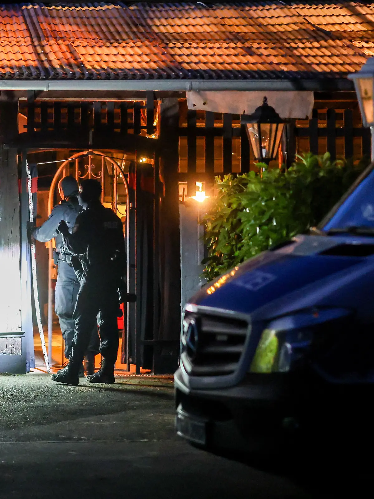 28.04.2026, Nordrhein-Westfalen, Hilden: Polizeibeamte durchsuchen das Vereinsheim der Hells Angels in Hilden. Foto: Christoph Reichwein/dpa +++ dpa-Bildfunk +++