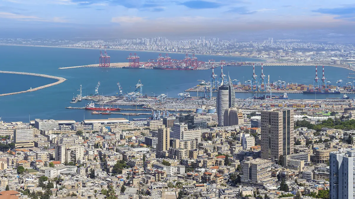 Israel, Panoramablick auf die Skyline der Innenstadt von Haifa, den Hafen und das historische Zentrum