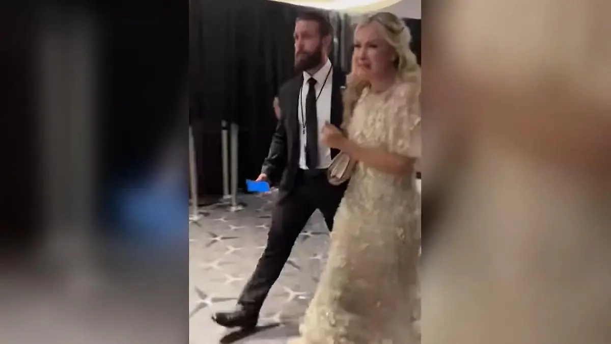 Erika Kirk wird aufgelöst aus dem Saal gebracht Nach Schüssen bei Trump-Dinner