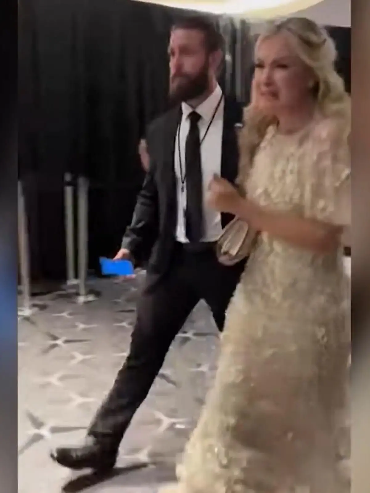 Bild zu: "Erika Kirk wird aufgelöst aus dem Saal gebracht"