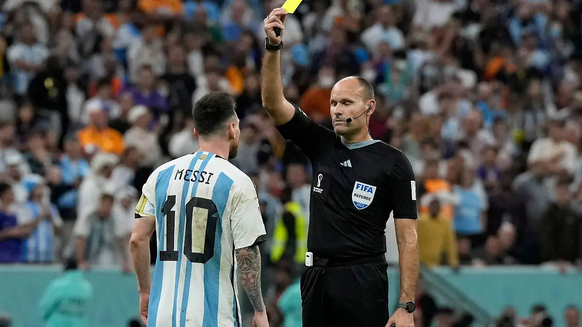 Weniger Gefahr für eine Gelbsperre: Hier wird Argentiniens Lionel Messi (l) bei der WM 2022 von Schiedsrichter Antonio Mateu Lahoz verwarnt. (Archivbild)