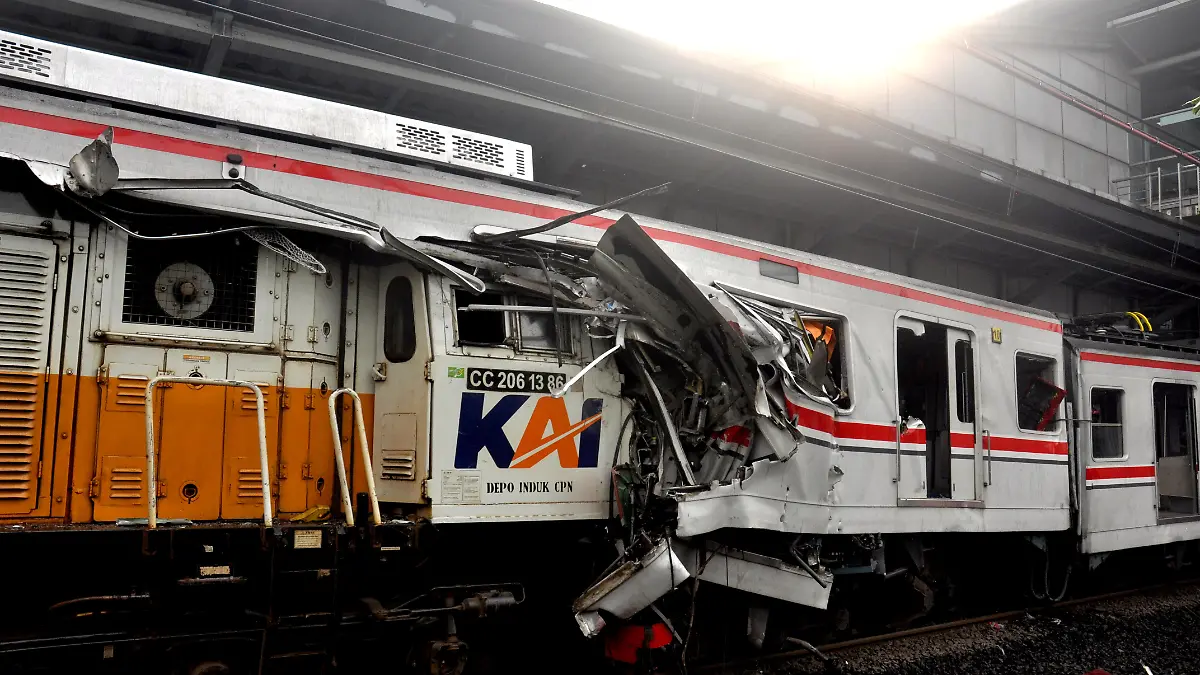 Joint officers evacuate victims from the KRL carriage following an accident involving the KRL Commuter Line and the Argo Bromo train at East Bekasi Station, West Java, Indonesia, on April 28, 2026. (Photo by Rahmat Dian/NurPhoto)