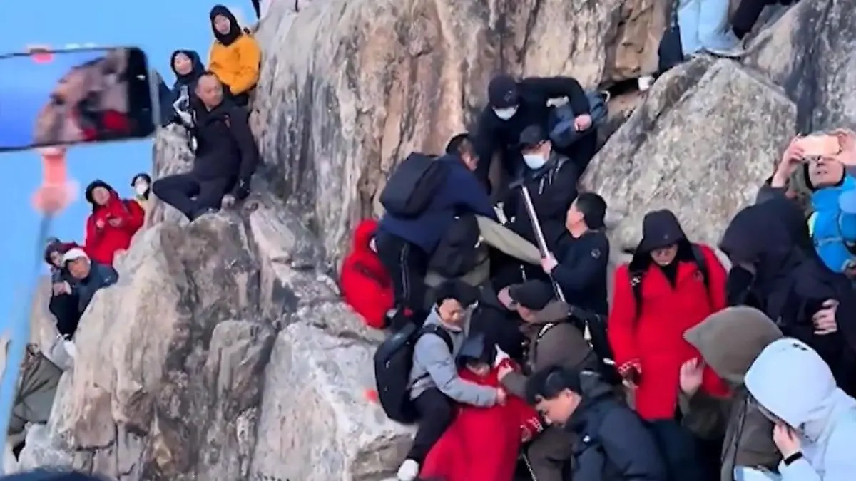 Klippen-Kloppe für's perfekte Foto! Touristen starten Faustkampf – an steiler Felswand Alles nur für den Sonnenaufgang