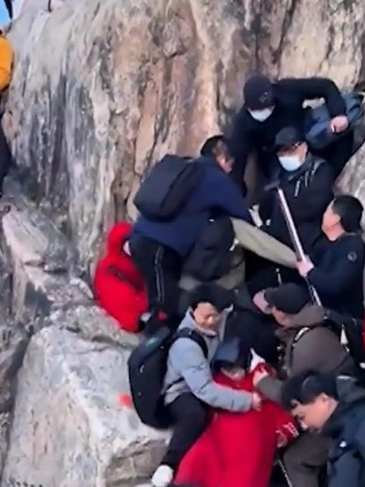 Bild zu: "Klippen-Kloppe für's perfekte Foto! Touristen starten Faustkampf – an steiler Felswand"