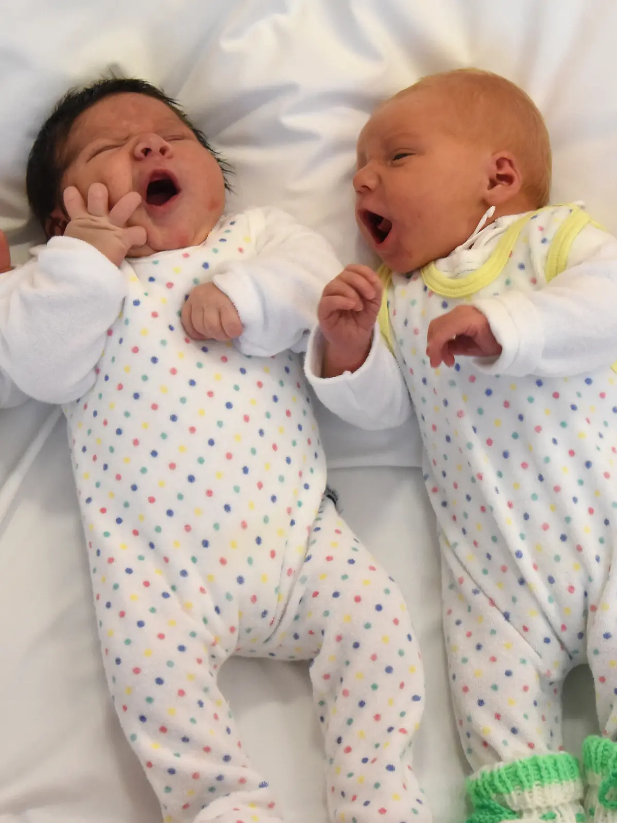 Vier wenige Stunden alte Babys, Connor aus Deutschland, Lionel aus Kuba, Sebastian aus Deutschland und Ryan aus China (l-r) liegen in der Geburtenstation im Krankenhaus St. Elisabeth in Leipzig nebeneinander, aufgenommen am 17.10.2016. Die Geburtenstation der Einrichtung verzeichnet in diesem Jahr einen Boom. Mit bereits über 2200 Kindern in diesen Tagen wurde der gleiche Vorjahreszeitraum um mehr als 20 Prozent überboten. Auf Grund des anhaltenden Babybooms wird jetzt über eine Erweiterung der Kapazitäten nachgedacht. Foto: Waltraud Grubitzsch/dpa +++(c) ZB-FUNKREGIO OST - Honorarfrei nur für Bezieher des ZB-Regiodienstes+++ +++ dpa-Bildfunk +++