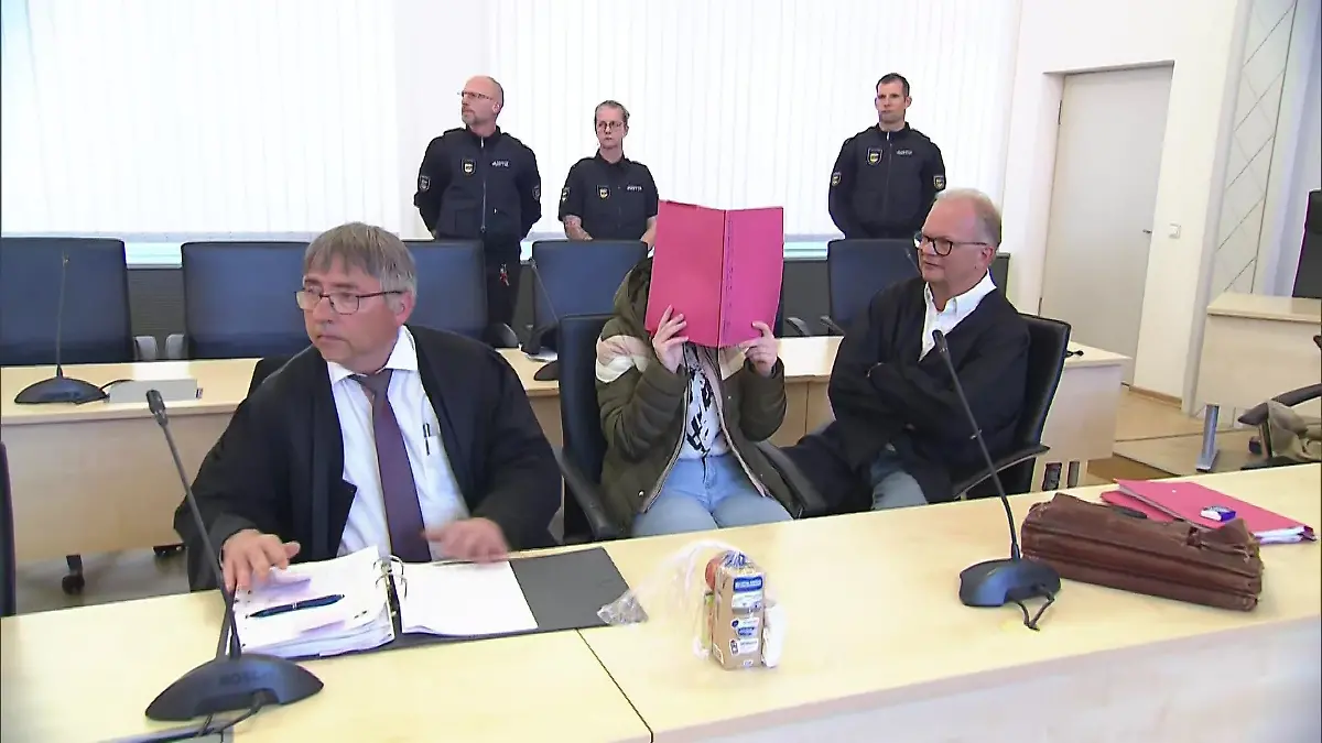 Prozessauftakt im Mordfall Fabian aus Güstrow. Gina H. soll den Achtjährigen mit einem Messer getötet und angezündet haben.